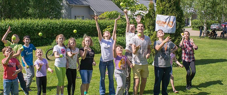Kesäinen ryhmäkuva Aurinko Camp.